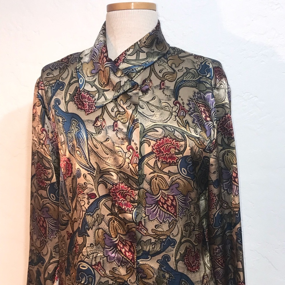 TESS Size:8 Satin Front Button Behind Placard